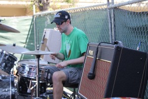 Ian rockin the kit between two Vox amps